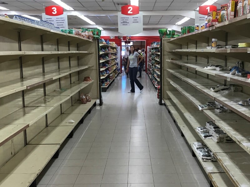Venezuela: foule devant les supermarches apres la baisse des prix