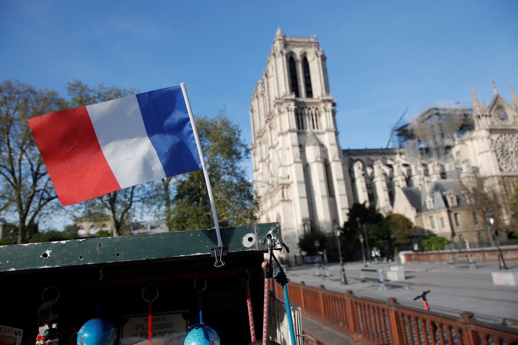 Macron lance le gigantesque chantier de reconstruction de notre-dame