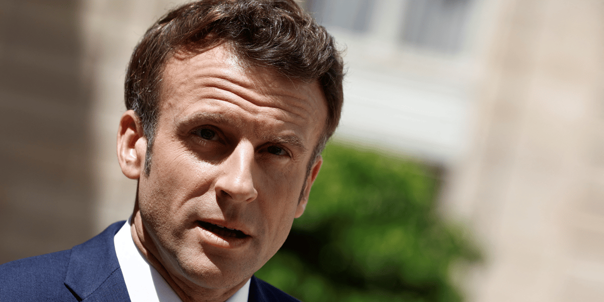 Le president francais emmanuel macron prononce une declaration commune avec le premier ministre australien anthony albanese au palais de l'elysee