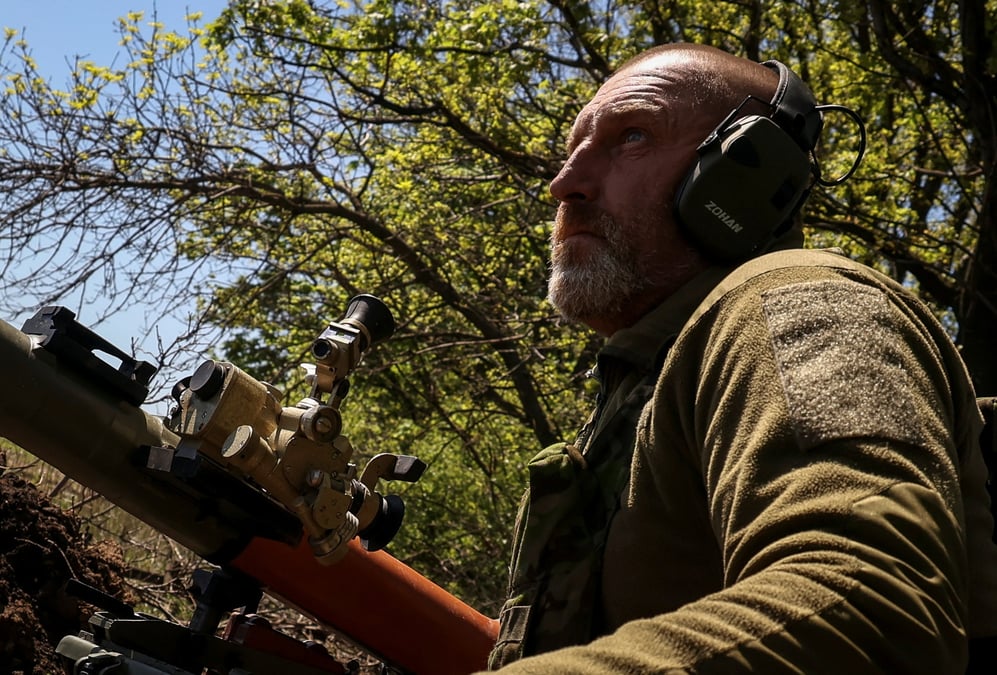 Un soldat ukrainien sur une ligne de front, pres de la ville de bakhmut