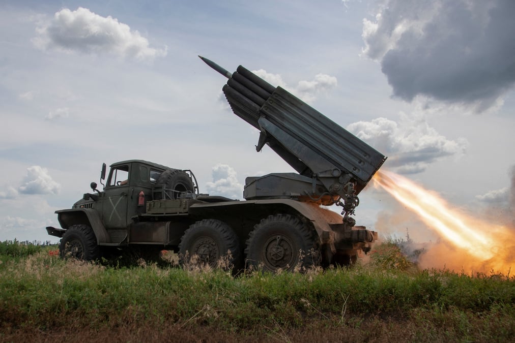Des militaires ukrainiens tirent un systeme de lance-roquettes multiples bm-21 grad vers les troupes russes pres d'une ligne de front dans la region de donetsk