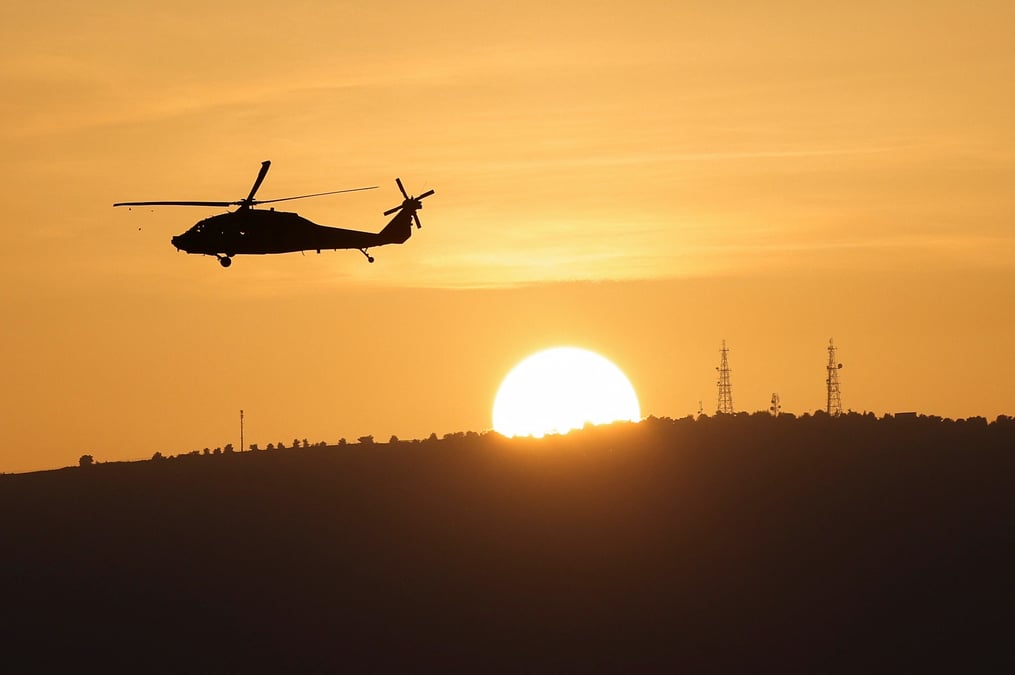 Un helicoptere militaire israelien survole le nord d'israel