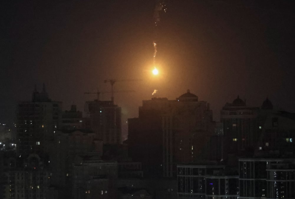 L'explosion d'un drone est observee dans le ciel au-dessus de la ville lors d'une frappe de drone russe