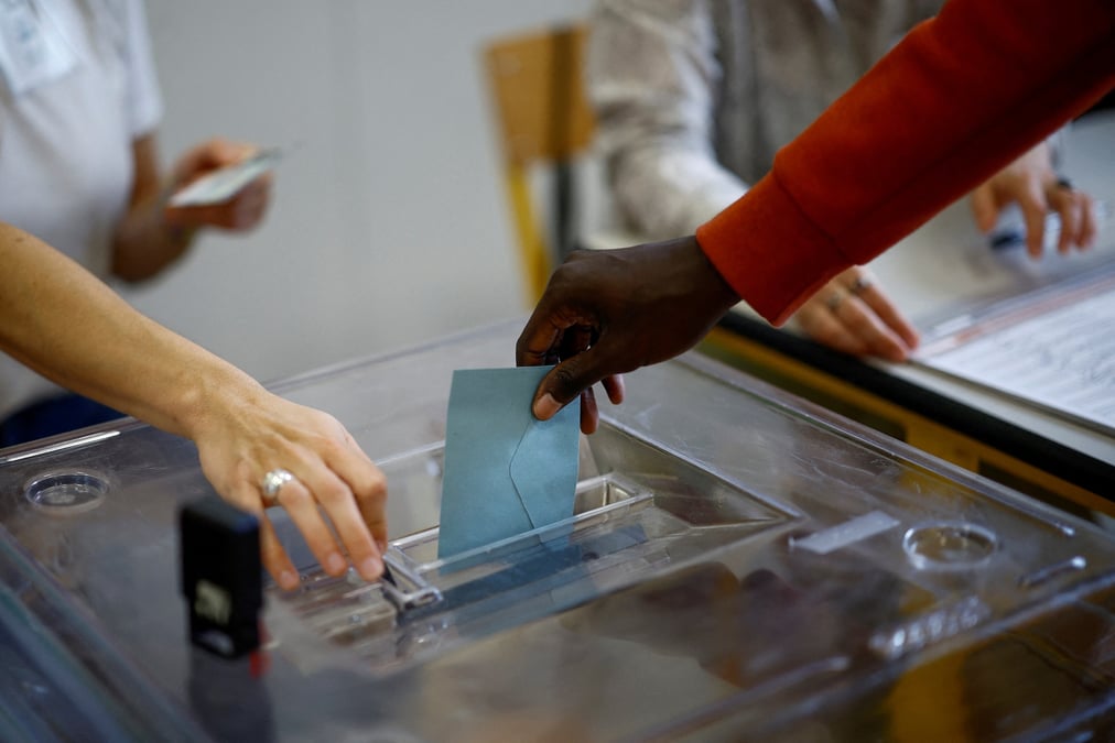 Une personne vote dans un bureau de vote a paris au deuxieme tour des elections legislatives
