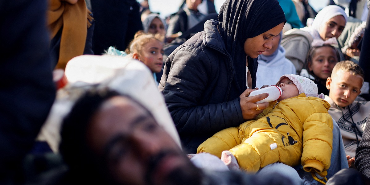 Des Palestiniens attendent d'être autorisés à retourner chez eux dans le nord de la bande de Gaza.