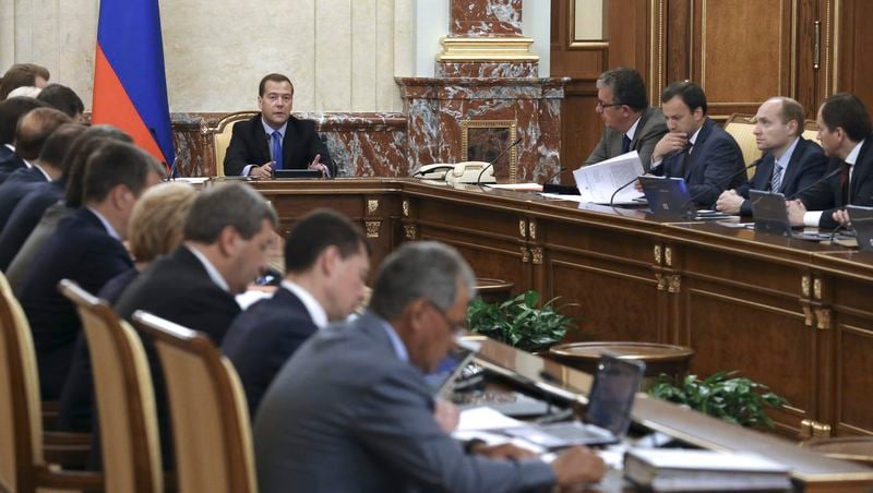 Dmitri Medvedev suggère une hausse des dépenses d'armement russes