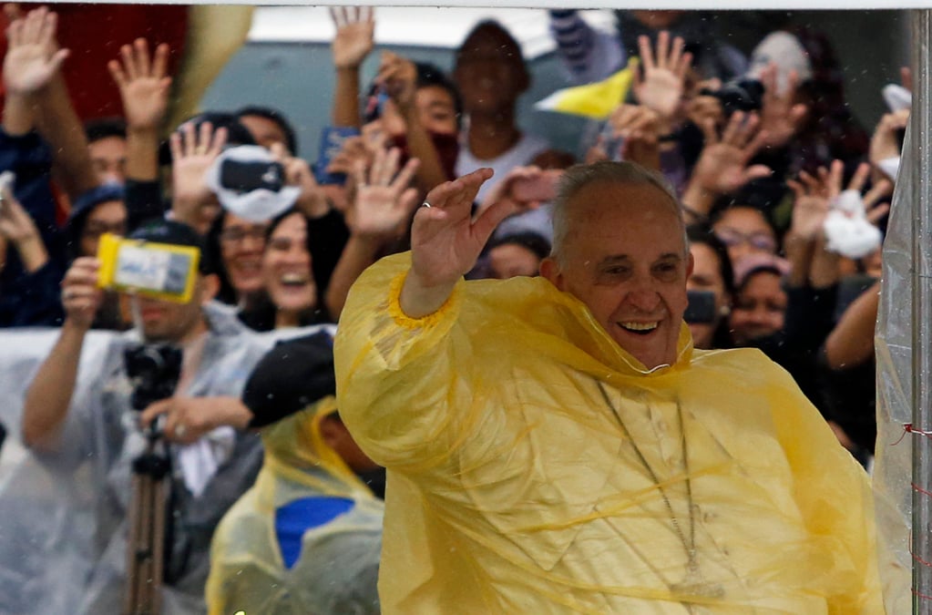 Aux philippines, le pape ecourte sa visite aupres des victimes du typhon haiyan en raison d’une tempete