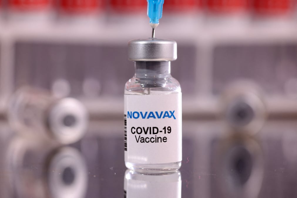 Photo d'illustration d'un flacon etiquete "vaccin novavax v covid-19"