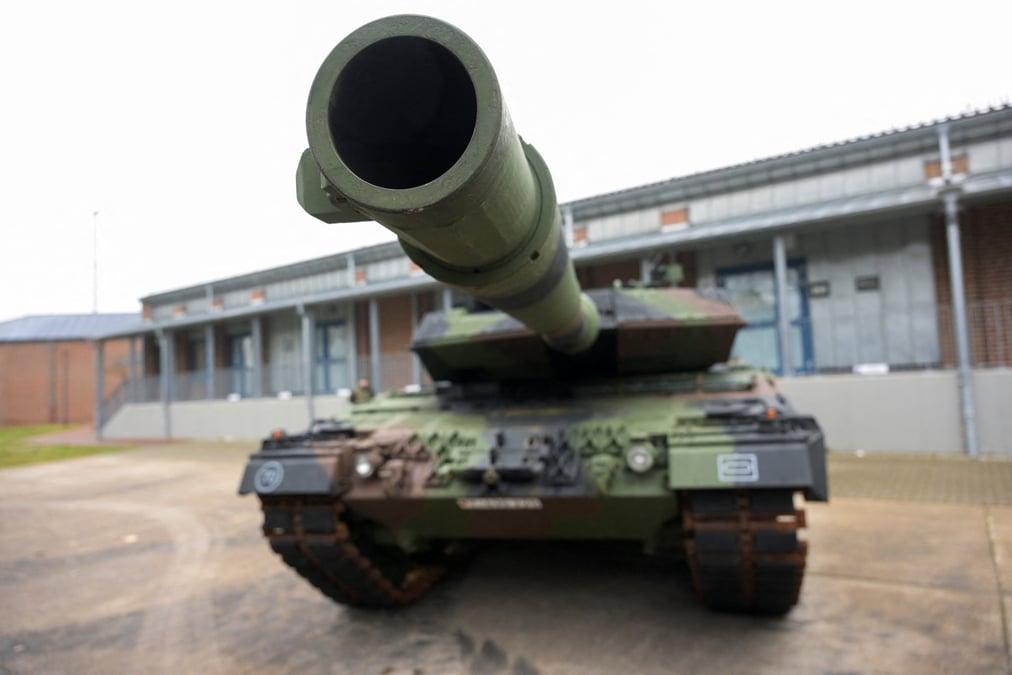 Le ministre allemand de la defense, boris pistorius, visite une base militaire ou des soldats ukrainiens s'entrainent sur des chars leopard destines a l'ukraine