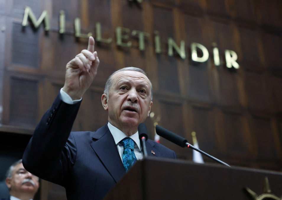 Le president turc tayyip erdogan s'adresse aux membres de l'akp, le parti au pouvoir, lors d'un meeting a ankara