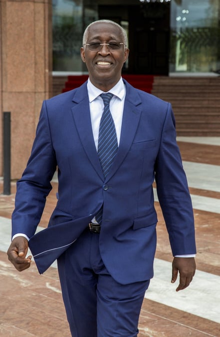 Photo de raymond ndong sima, premier ministre du gouvernement de transition de gabon