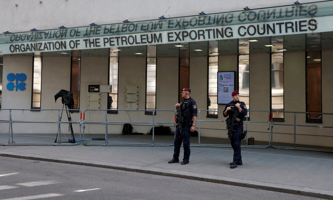 Des policiers devant le siege de l'opep a vienne