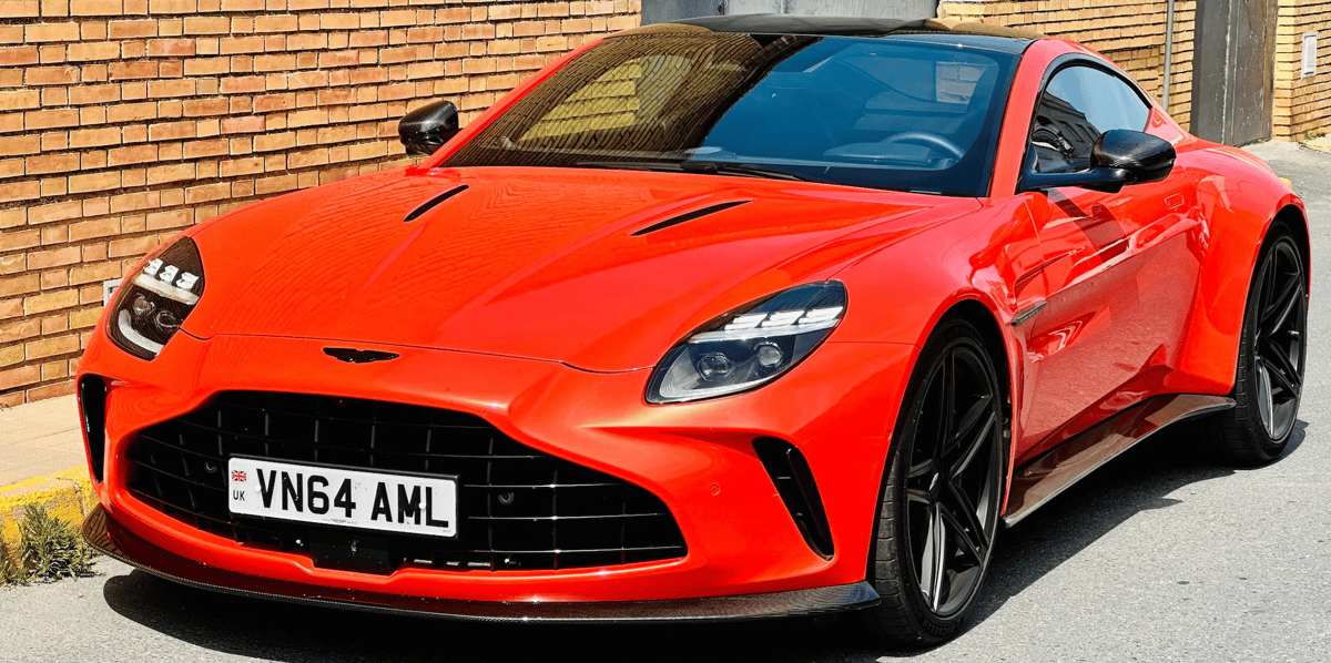 La nouvelle Vantage conserve un moteur thermique, à l'ancienne, qui développe 665 chevaux. Ce coupé, deux places, représente l'offre d'entrée de gamme d'Aston Martin.