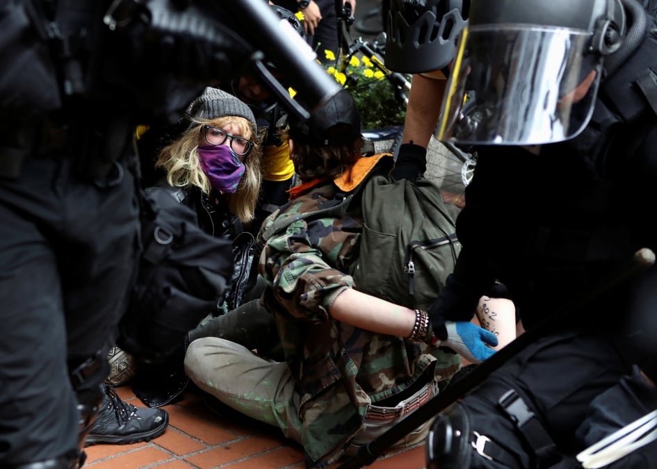 Portland: face-a-face entre extremistes de droite et antifascistes, 13 arrestations