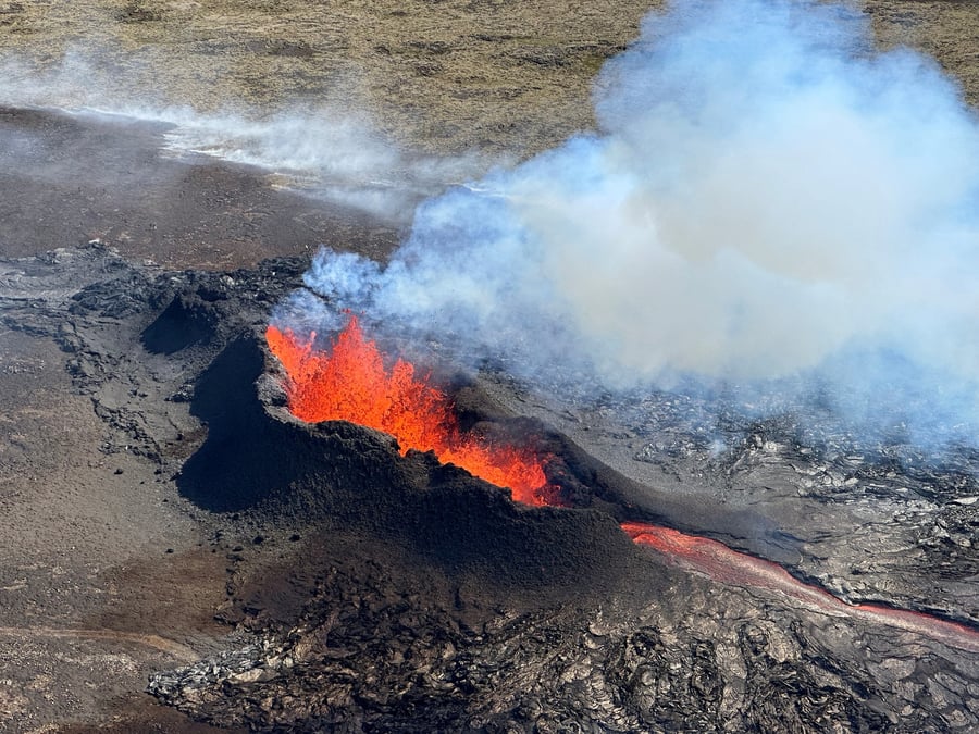 Photo d'archives de lave jaillissant et s'ecoulant apres l'eruption d'un volcan dans la peninsule de reykjanes