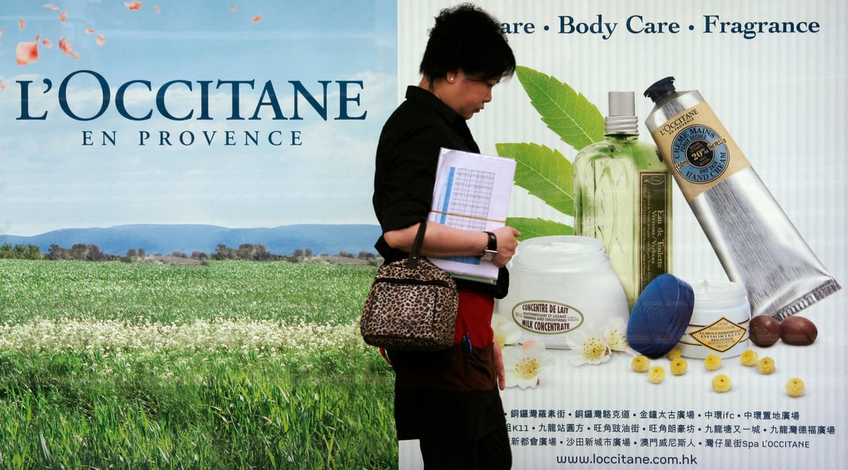Une femme passe devant une publicite de l'occitane a hong kong. /photo prise le 19 avril 2010/reuters/bobby yip