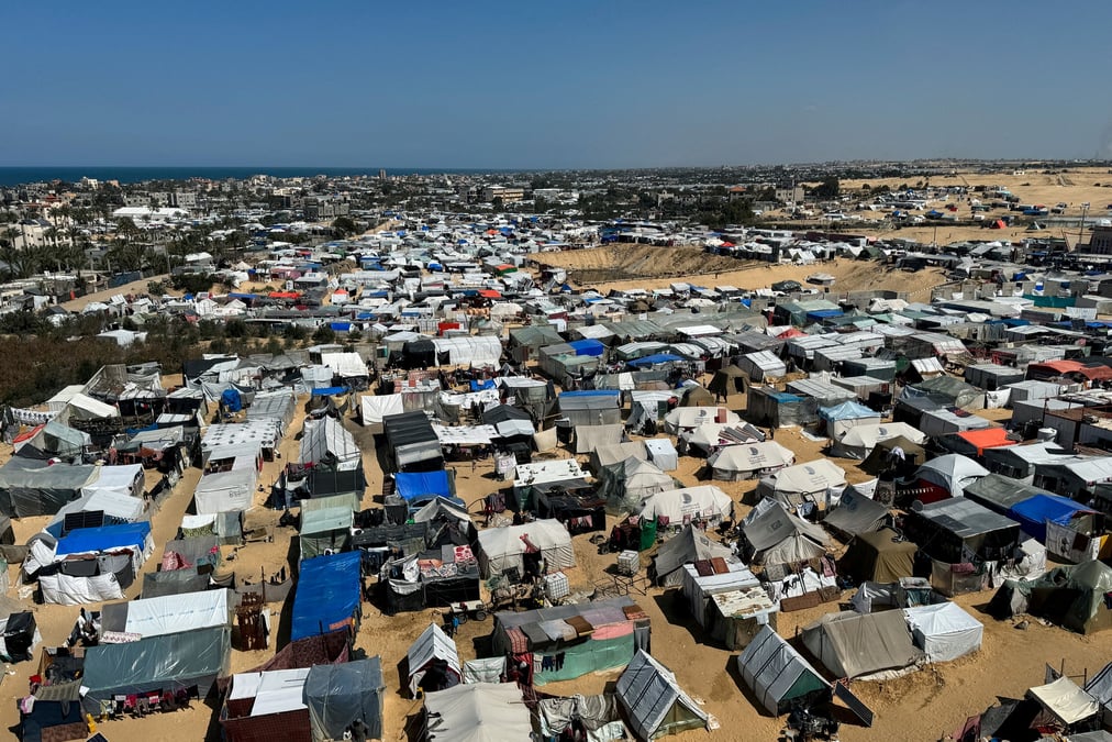 Des palestiniens deplaces, qui ont fui leurs maisons a cause des attaques israeliennes, s'abritent dans des tentes a rafah