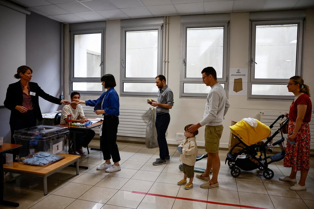 Les parisiens font la queue pour voter au deuxieme tour des elections legislatives francaises