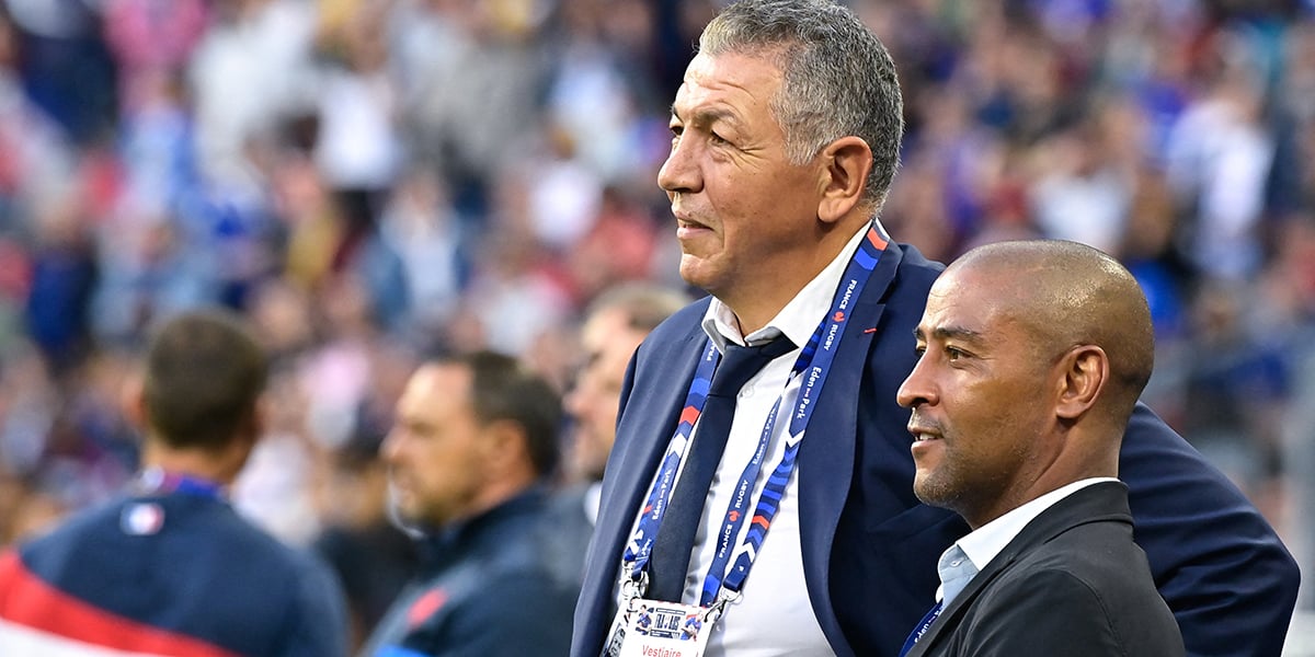 Abdelatif Benazzi et l'ancien joureur australien George Gregan au Stade de France en 2023.