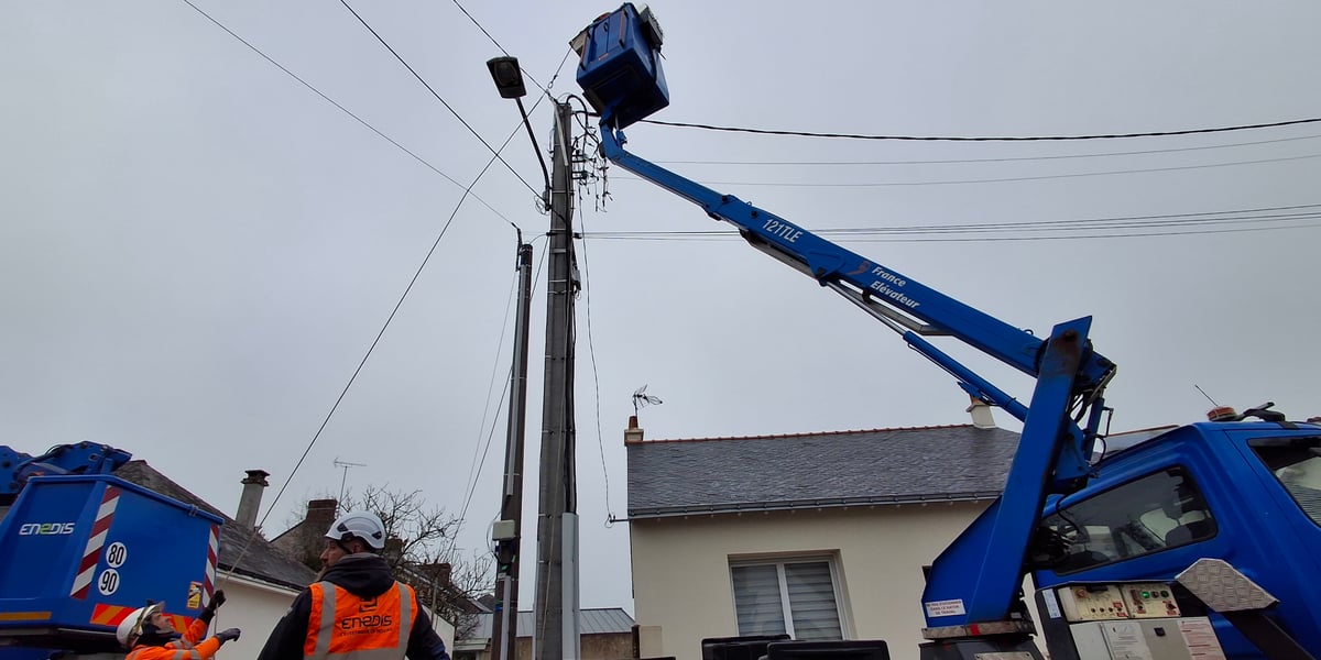 A Blain (Loire-Atlantique), Enedis va remplacer pendant un an tous les câbles en fils "nus" de la commune par des câbles torsadés plus résistants.