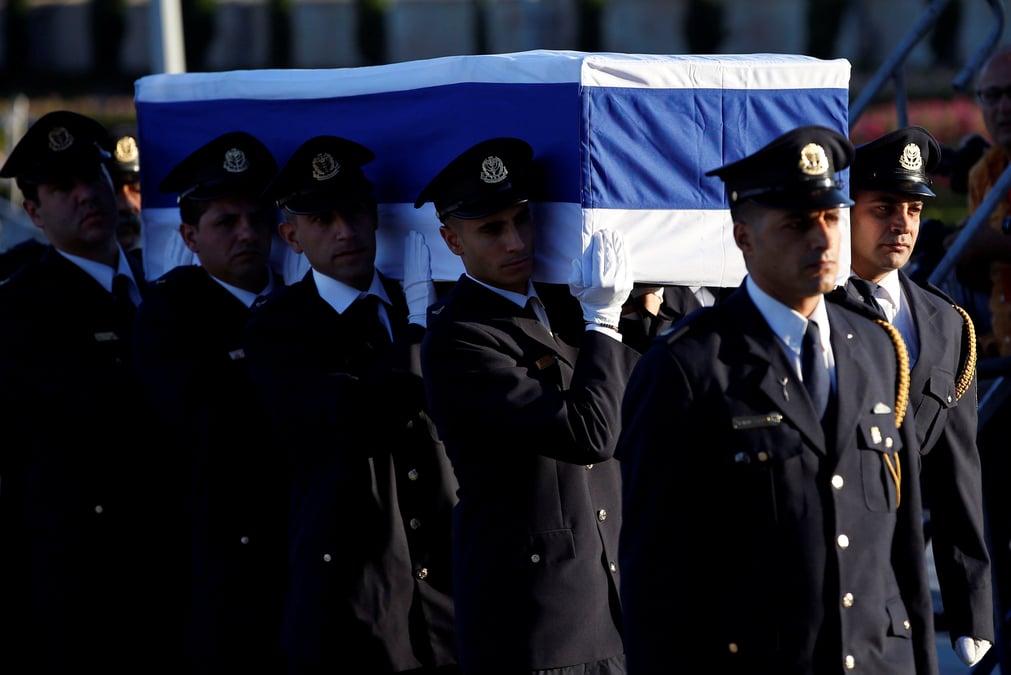 Le cercueil de shimon peres depose devant la knesset