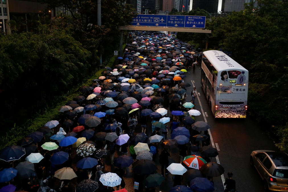 Hong kong: des dizaines de milliers de contestataires de nouveau dans les rues