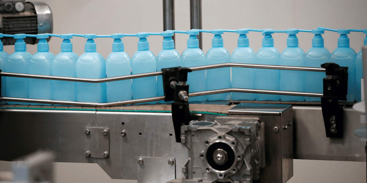 Vue d'une partie de la chaîne de production de gel hydroalcoolique de Christeyns, à Vertou, près de Nantes.