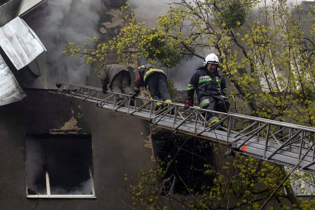 Des tirs d'artillerie autour de kharkiv ont fait cinq morts et 20 blesses dans le centre-ville, selon le gouverneur regional