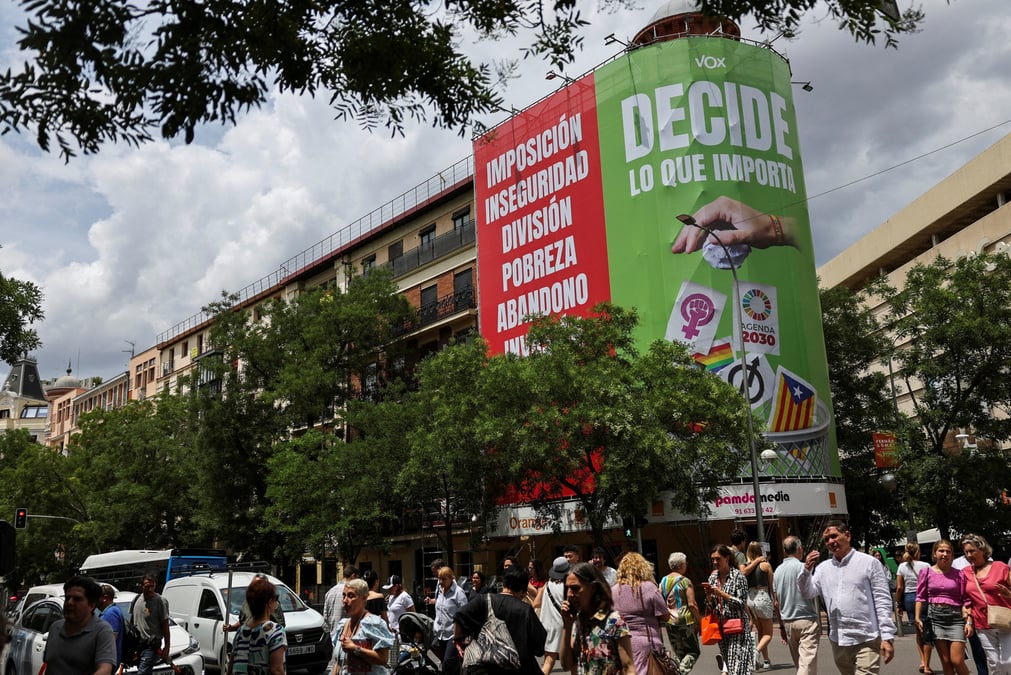 Une pancarte du parti d'extreme droite vox accrochee a l'exterieur d'un batiment dans le centre de madrid