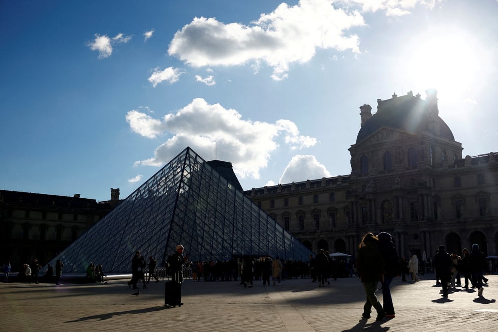 Photo d'archives des touristes au musee du louvre a paris