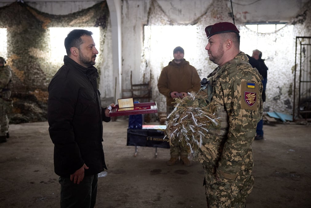 Le president ukrainien volodymyr zelenskiy recompense un soldat ukrainien alors qu'il visite une position pres de la ligne de front pres de koupiansk