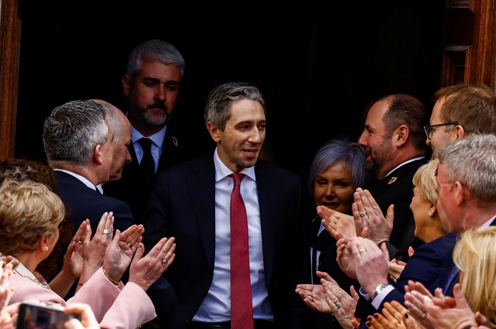 Simon harris apres avoir remporte un vote pour devenir le prochain premier ministre irlandais