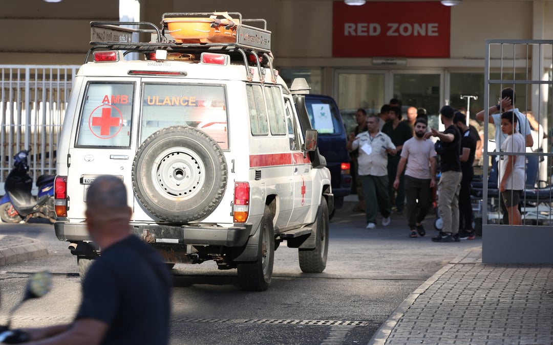 Une ambulance arrive a l'hopital suite a des explosions, a beyrouth