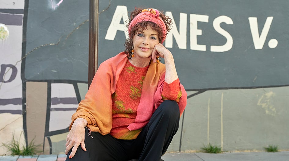 Anny Duperey devant la fresque murale en l’honneur d’Agnès Varda, dans le 14e arrondissement de Paris, mardi.