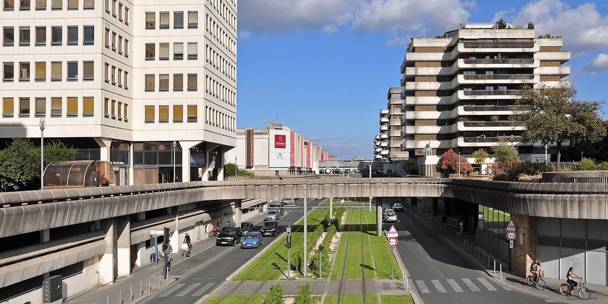 Mériadeck, quartier administratif par excellence où l'on trouve étonnamment un certain nombre de bureaux à l'achat