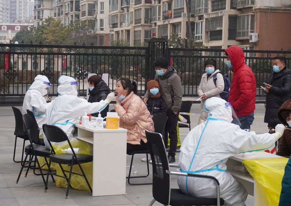 Photo d'archives de residents effectuant un test d'acide nucleique a zhengzhou