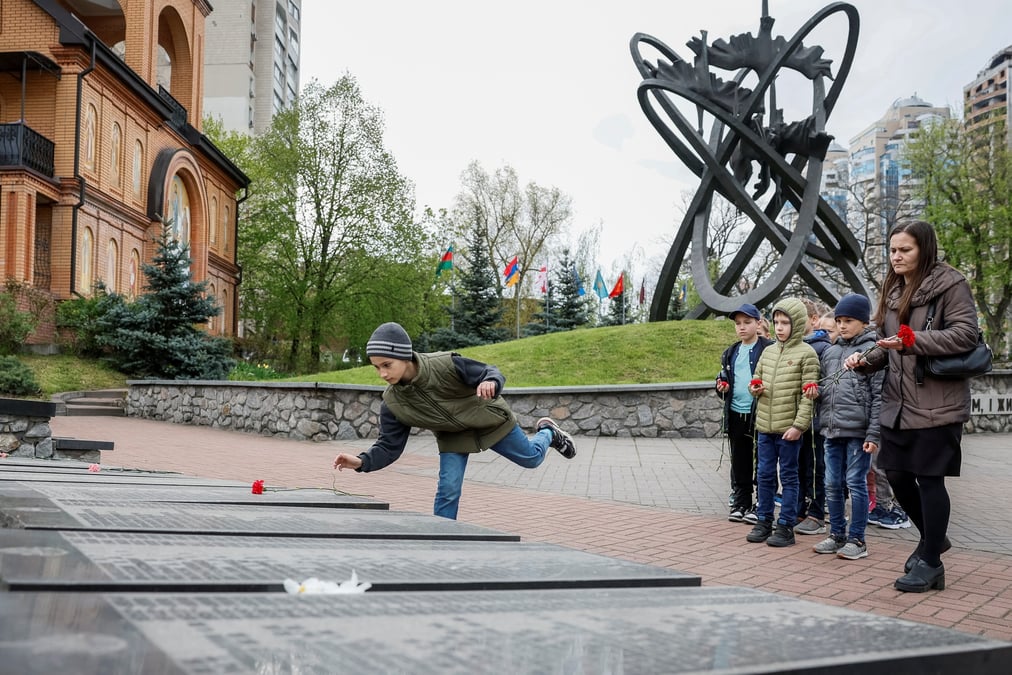 Des gens a kyiv deposent des fleurs lors d'une ceremonie marquant le 37e anniversaire de la catastrophe nucleaire de tchernobyl