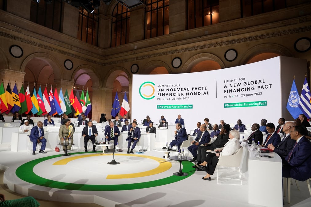 Les dirigeants mondiaux et les patrons de la finance assistent a la seance de cloture du sommet du nouveau pacte financier mondial