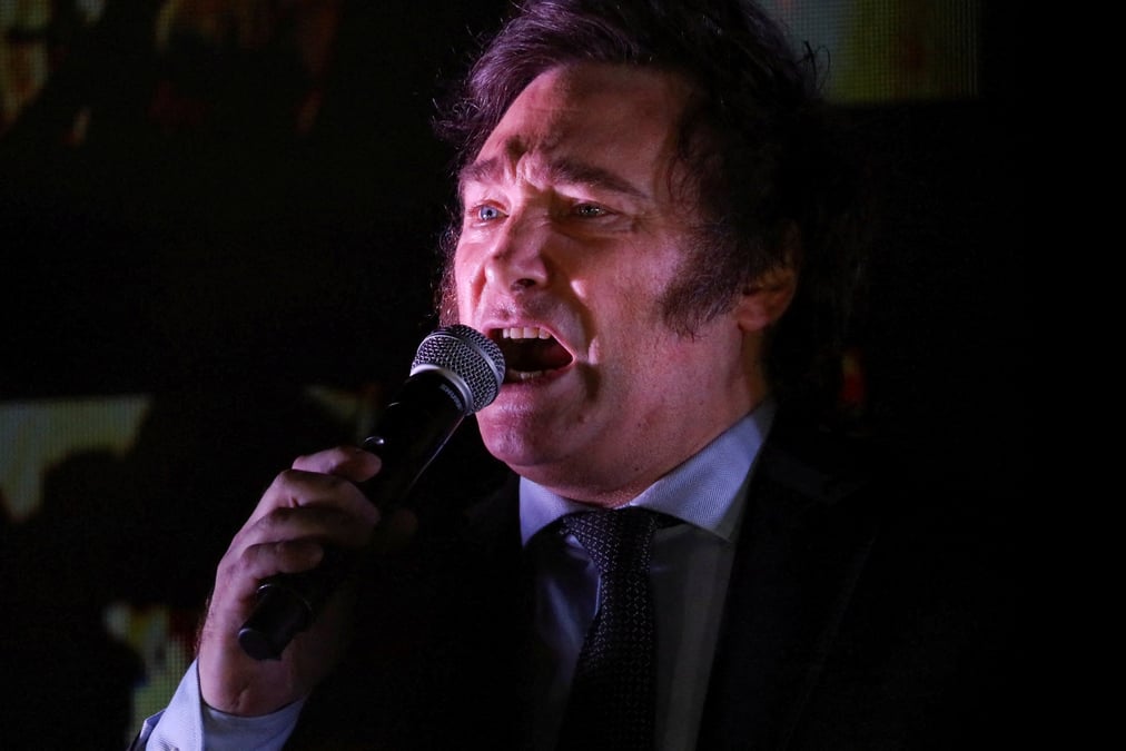 Le president elu argentin javier milei s'adresse a ses partisans apres avoir remporte le second tour de l'election presidentielle