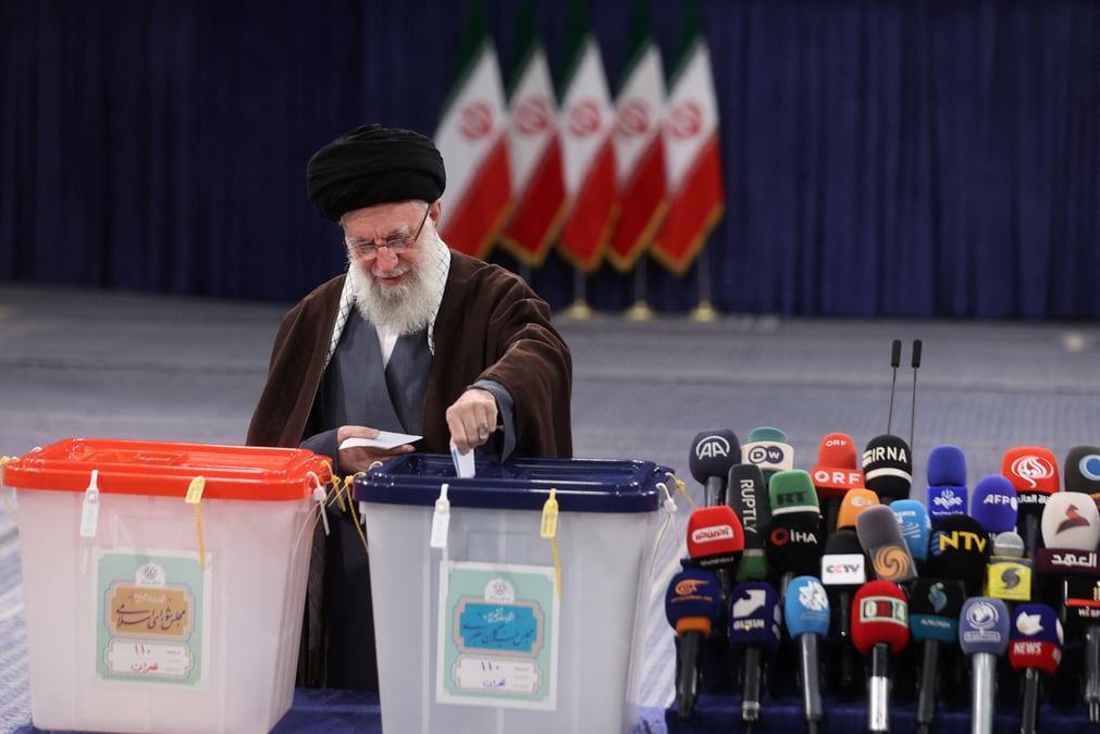 Le guide supreme de la revolution iranienne, l'ayatollah ali khamenei vote lors des elections legislatives a teheran