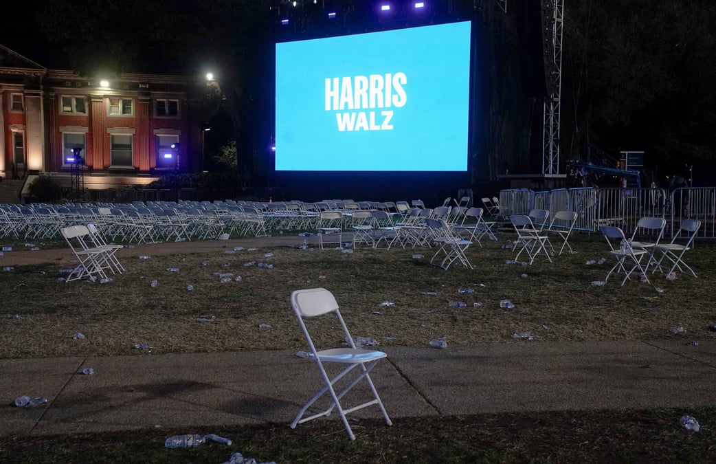 Vue de chaises vides apres l'annonce de l'absence de kamala harris, a l'universite howard, a washington