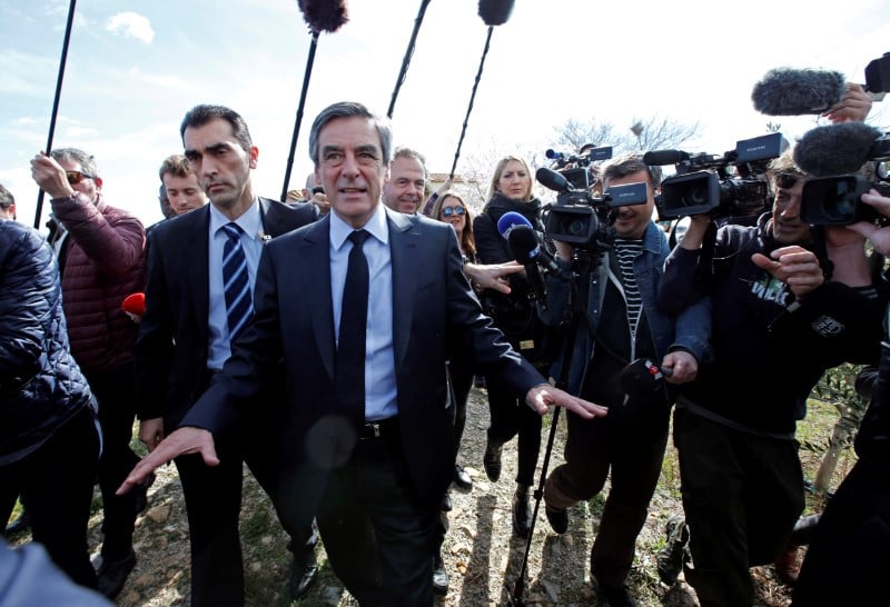 Fillon minimise les informations sur ses costumes