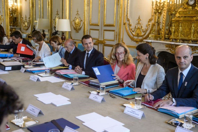 Le gouvernement veut tourner la page apres sa premiere crise