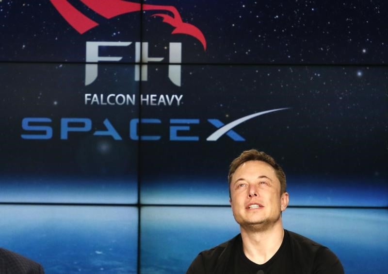 Elon musk efface les pages facebook de spacex et tesla