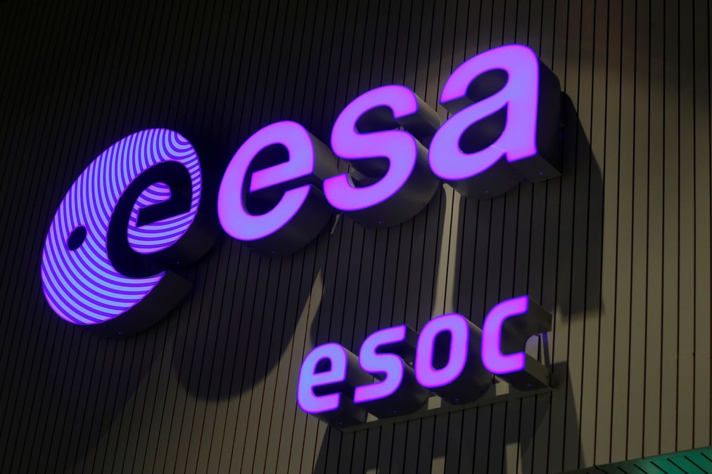 Le logo de l'agence spatiale europeenne (esa) dans la salle de controle du centre europeen d'operations spatiales (esoc) a darmstad