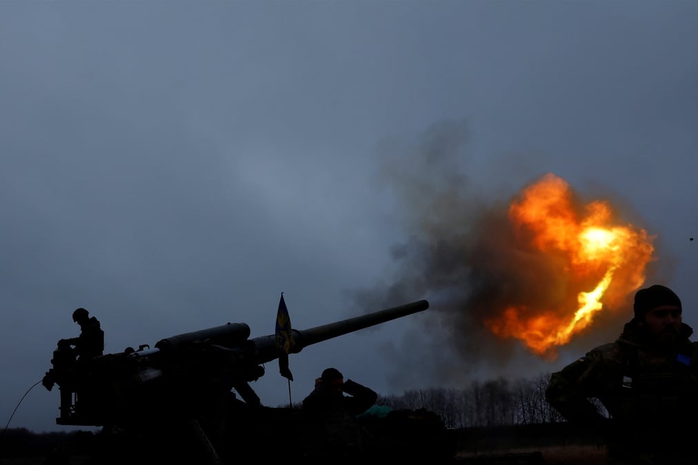 Des soldats ukrainiens de la 43e brigade d'artillerie lourde tirent un projectile pendant un bombardement sur la ligne de front a bakhmout