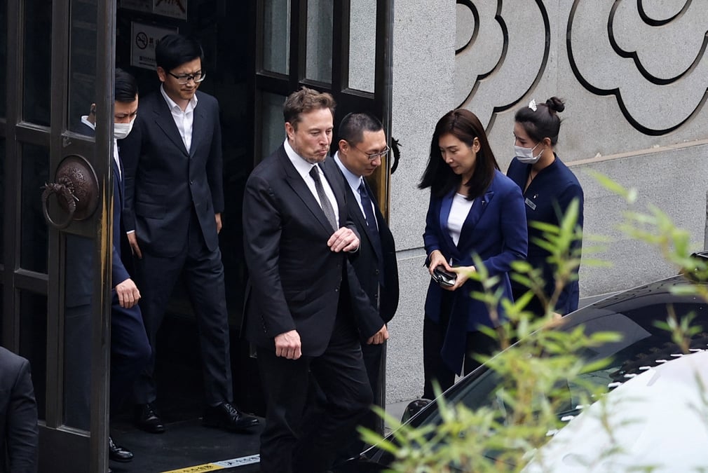 Elon musk sort d'un restaurant a pekin