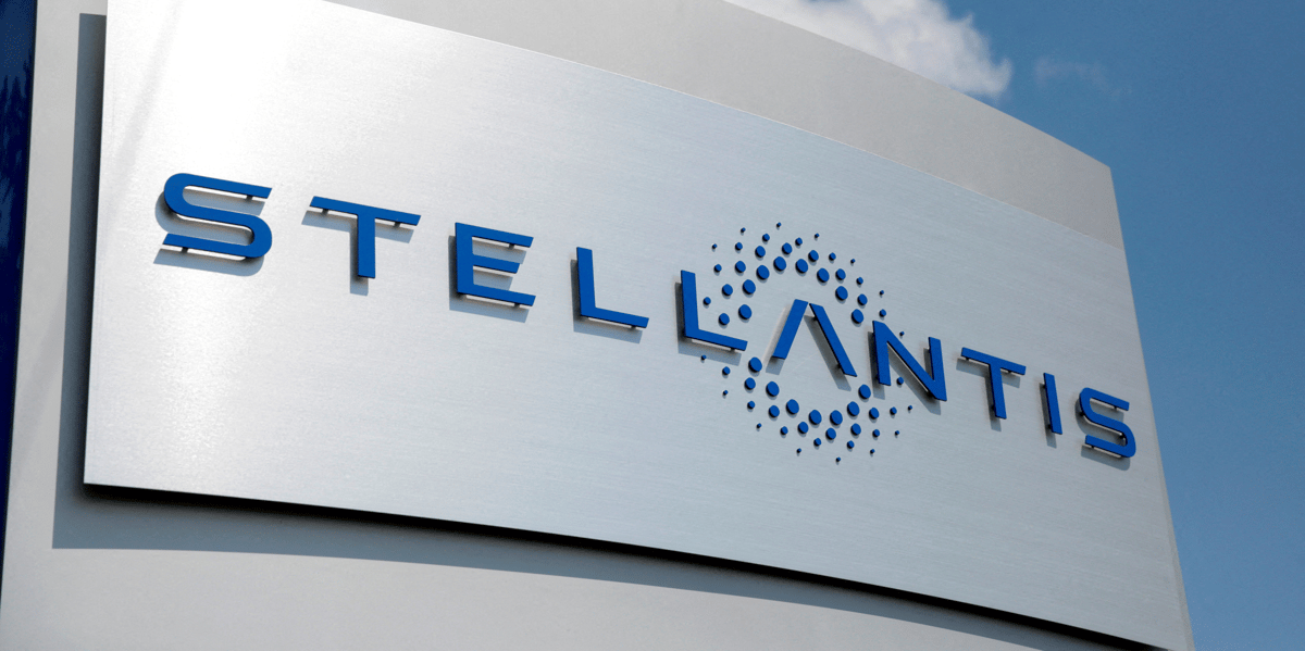 Un panneau stellantis devant le siege de l'entreprise aux etats-unis