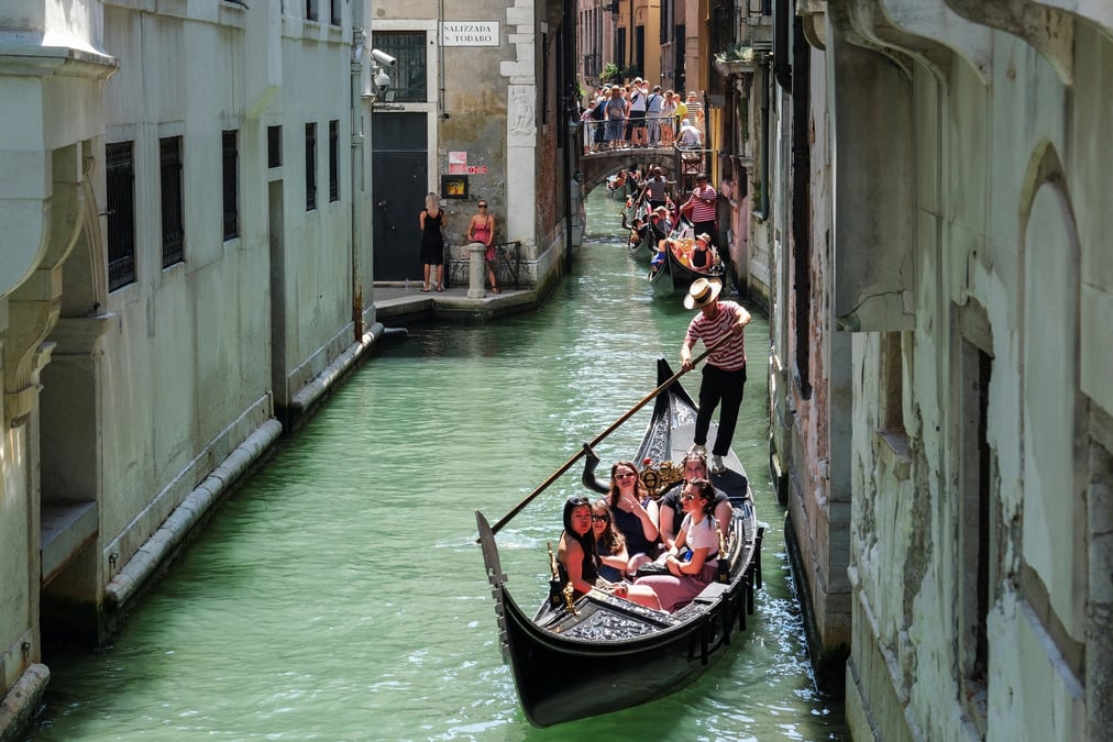 Des gondoliers naviguent sur le canal de venise