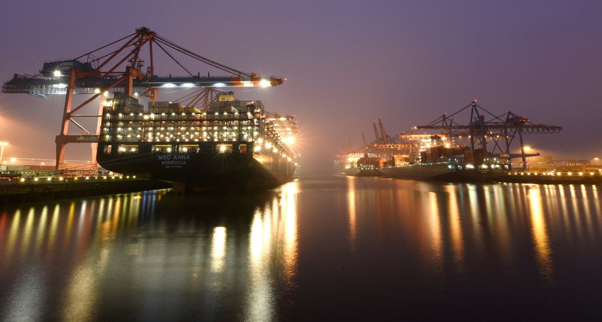 Des porte-conteneurs dans les terminaux de chargement du port de hambourg